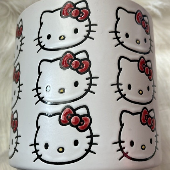🆕️ HELLO KITTY RED AND WHITE PLANTER - Picture 10 of 11